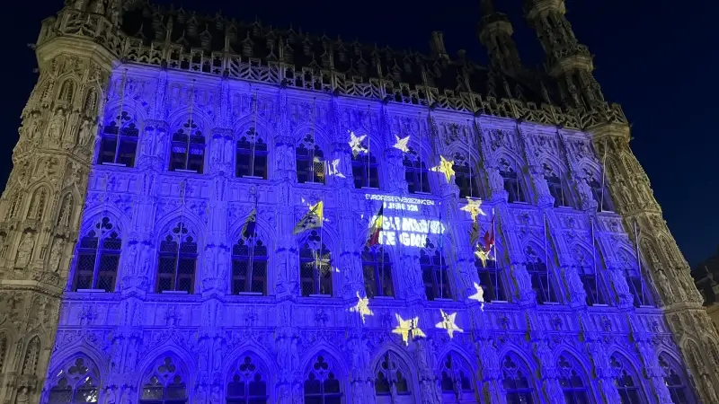 BEKIJK: Stadhuis van Leuven bedekt met kleuren van Europese vlag