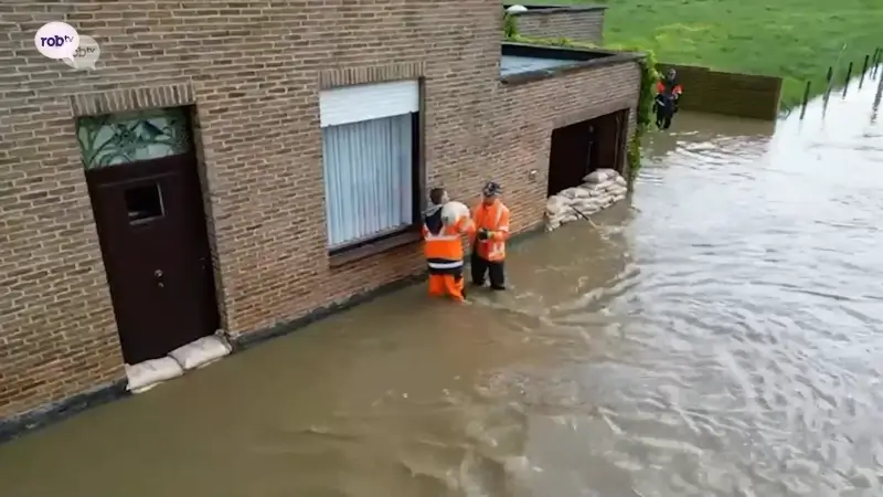 Arbeiders brengen zandzakken naar Dalweg in Oplinter om water tegen te houden