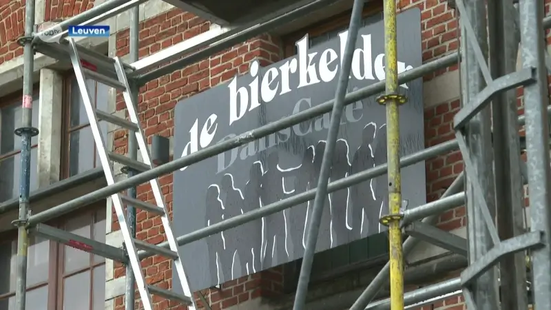 Buitengezette klant gooit fles aceton naar portier Bierkelder in Leuven, politie pakt dader op