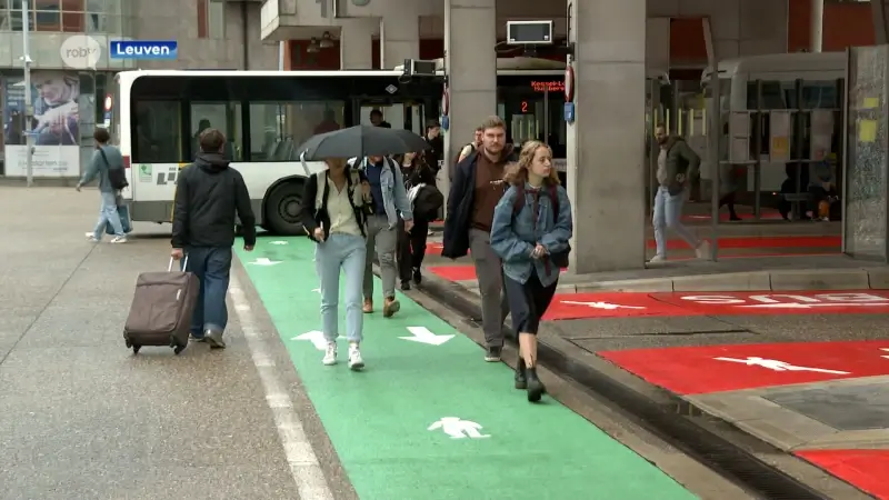 Opvallende, rode wegmarkeringen aan station van Leuven moeten omgeving veiliger maken: "maatregel na dodelijk ongeval in februari"