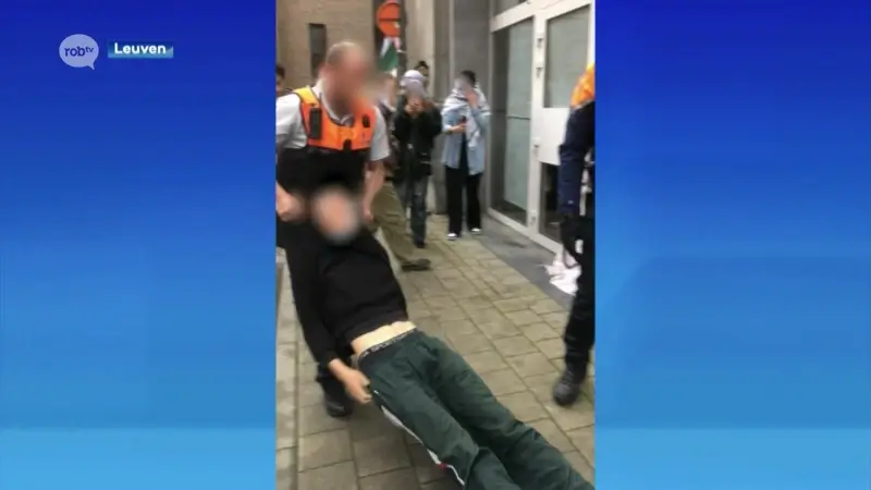 Politie zet actievoerders aan rectoraat van KU Leuven onder dwang buiten: "Geen buitensporig geweld gebruikt"