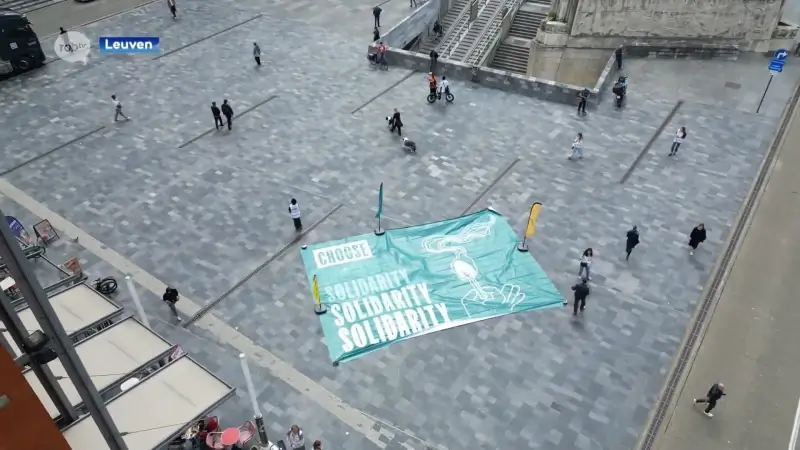 Vluchtelingenwerk Vlaanderen en Amnesty International lanceren campagne '#ChooseSolidarity' met groot tapijt op Martelarenplein in Leuven