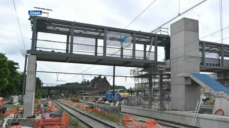 Voetgangersbrug over het station van Diest is dit weekend geplaatst