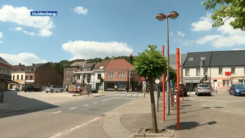 Nieuwsgierige inwoners van Huldenberg ontdekken nieuwe plannen voor gemeenteplein: "Het moet een groene ontmoetingsplek worden"