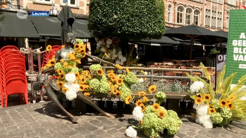 Ludieke actie op Oude Markt in Leuven: pluk een bloemetje en verras er iemand dierbaar mee"