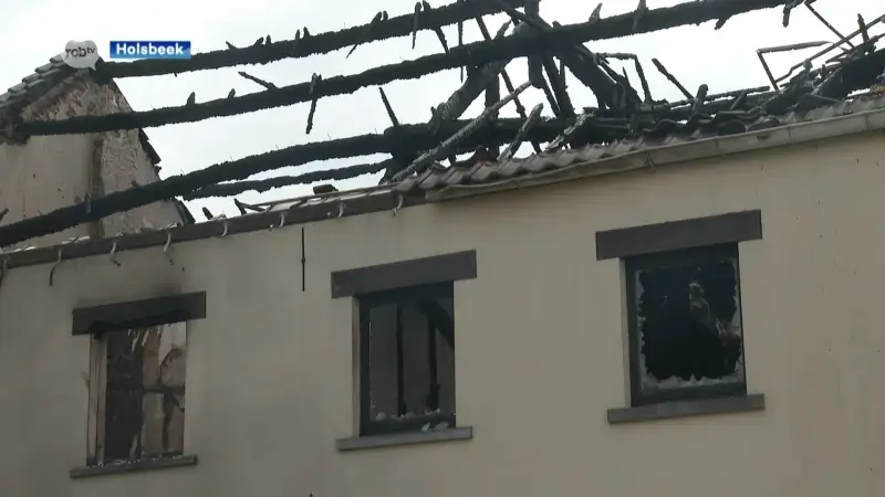 Woning aan het Rot in Nieuwrode volledig uitgebrand: Bewoners vluchten op tijd, brandweer kan hond uit brandende woning redden