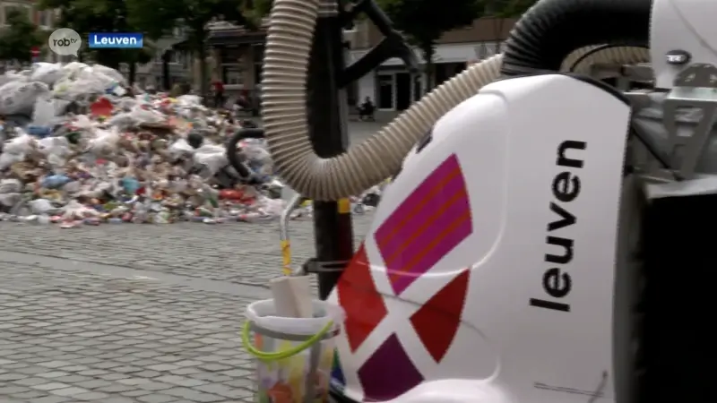 Stad Leuven loost 3 ton afval op Ladeuzeplein: "Laten zien hoeveel afval onze diensten elk weekend in Leuven moeten opruimen"
