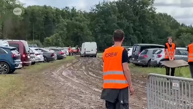 Veel modder op parkings aan Rock Werchter, organisatie zet alles in werking om ze bereikbaar te houden