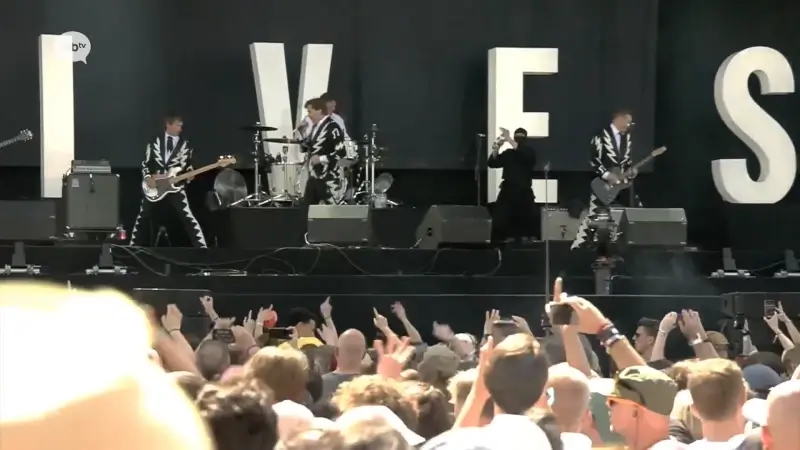 The Hives zorgen voor stevige portie rock in volle zon op the Main Stage