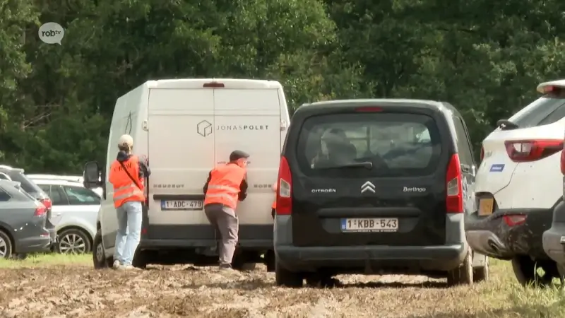 "Blijven bollen, blijven bollen": sommige bestuurders hebben handje hulp nodig door modder op parkeerterreinen van Rock Werchter
