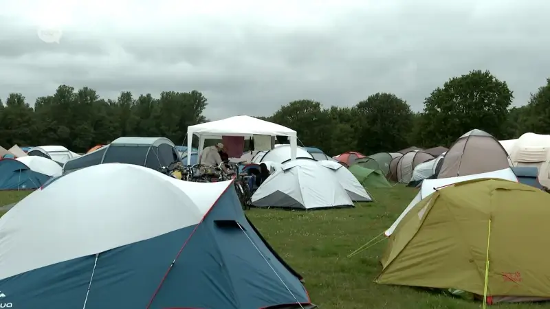 Kampeerders bij KFC Werchter houden het voorlopig nog droog: "Een extra zeiltje onder de tent, zodat die niet zo smerig en zo doorweekt wordt"