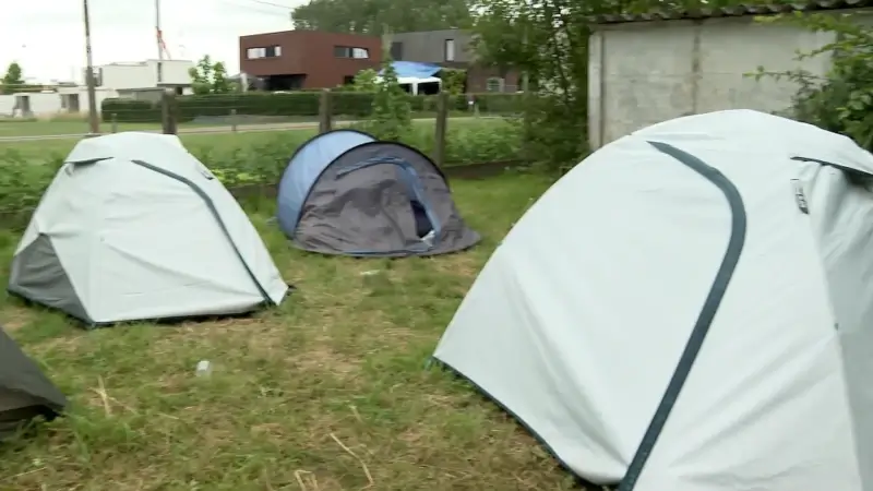 Buurtbewoners van Rock Werchter kamperen in hun eigen tuin: "Om negen uur werden wij wakker gemaakt door Dua Lipa"