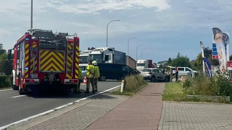 Kettingbotsing tussen 4 auto's en vrachtwagen op Liersesteenweg in Begijnendijk