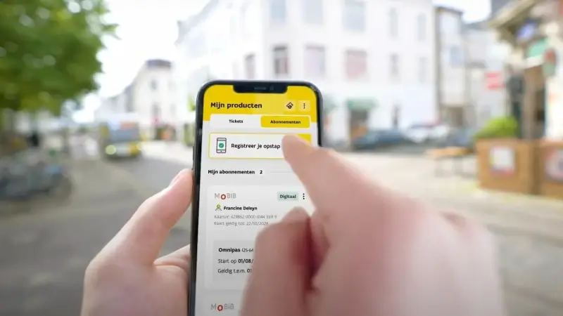 Vanaf nu kan je 'digitaal opstappen' op bus of tram via app van De Lijn, zonder MoBIB-kaart te scannen