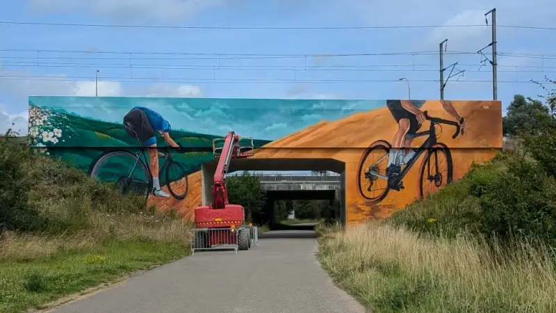 Nieuwe muurschildering van TUZQ langs Pallox gravelroute in Rommersom brengt ode aan wielrennen