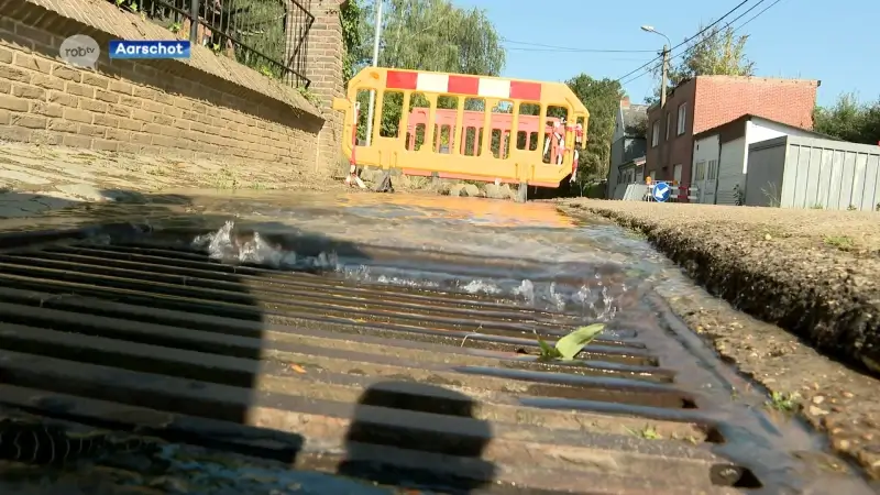 Duizenden liters water stromen al hele weekend weg in Tieltsebaan in Aarschot: "Lek in waterleiding wordt maandag gedicht"