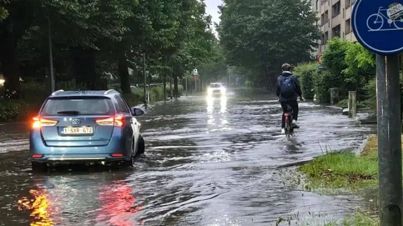 LIVEBLOG: Stevige onweersbuien zorgen op verschillende plaatsen in onze regio voor wateroverlast