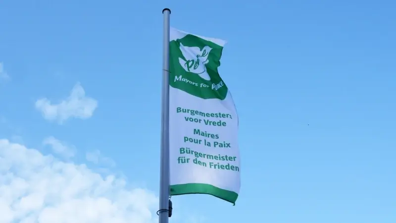 Leuven hangt 'Mayors For Peace'-vlag uit en roept op tot wereldwijd kernwapenverbod