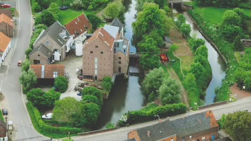 Molen in Rotselaar gaat warmte uit Dijle halen om huizen te verwarmen: "Op termijn kunnen volledige gemeentes voorzien worden van warmte uit water"