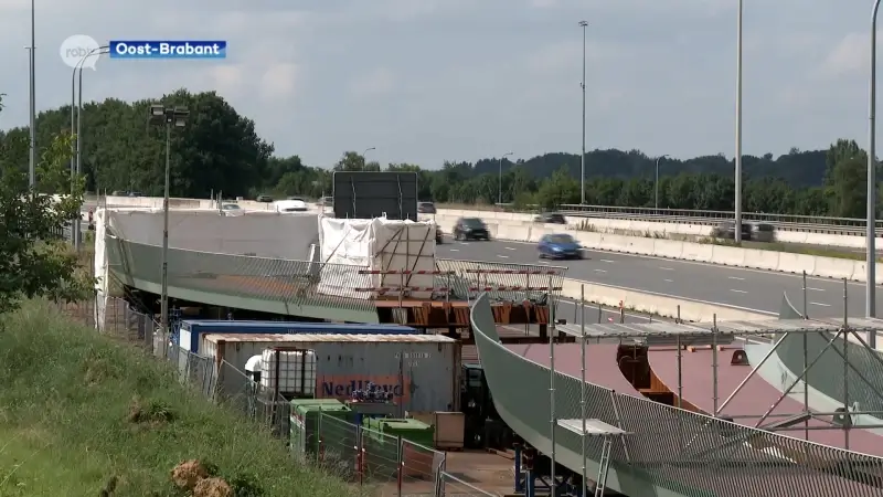 Gigantische fietsbrug aangekomen op werf langs E40 in Leuven: "E40 zal volgend jaar enkele weekends helemaal dicht zijn"