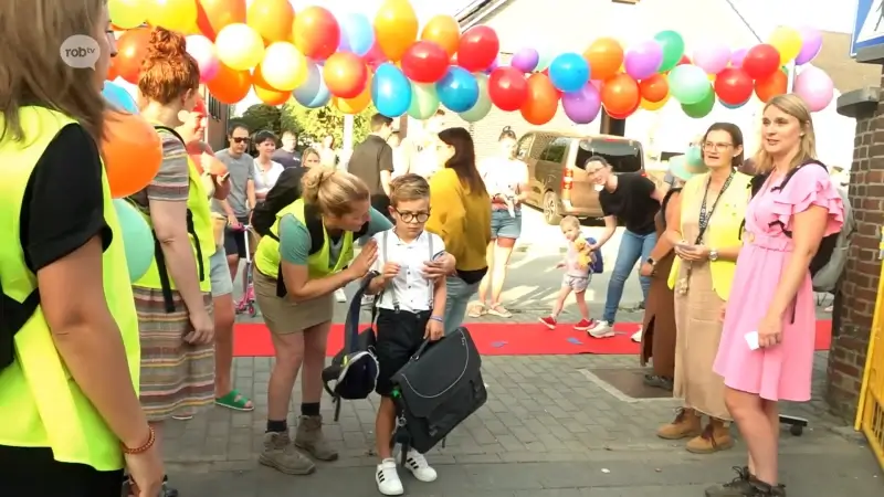 Hier en daar een traan, maar toch vooral veel lachende gezichtjes op eerste schooldag in Kumtich: "Blij dat ik mijn vrienden terug kan zien"