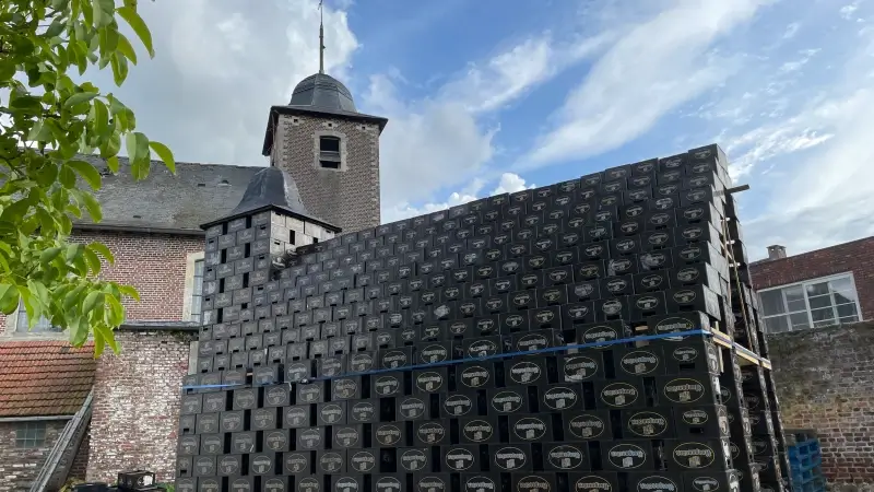 Indrukwekkend: vrijwilligers bouwen kerk Hoegaarden na in bierbakken om kunstroute te promoten