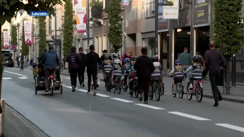 Mobiel 21 begeleidt 10 fietsende leerlingen van Zevensprong naar school met bodyguards: "Willen meer veilige fietsruimte voor kinderen"