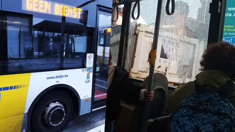 Lijnbus vol kinderen op weg naar school botst met vrachtwagen in Scherpenheuvel