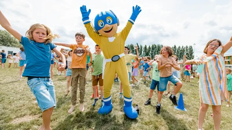 Superheld Five beloont kinderen van Diest die te voet of met de fiets naar school gaan: "We kunnen punten sparen voor een drinkbus"