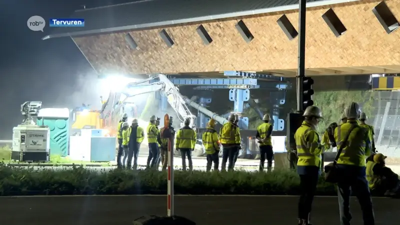 Fietsbrug in Tervuren is geplaatst en dat lokt ook na middernacht veel kijklustigen