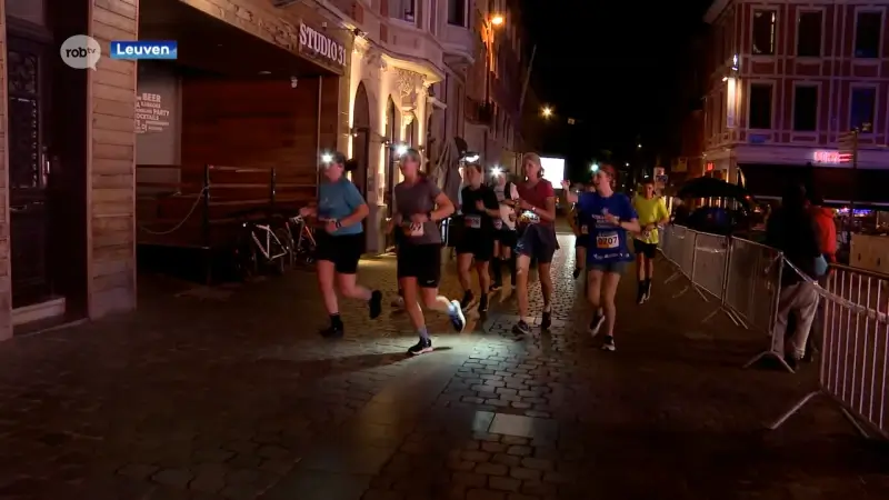 3.500 sportievelingen lopen door Leuvense verlichte straten en gebouwen tijdens Leuven Night Run