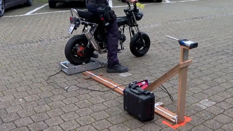 12 van 16 gecontroleerde bromfietsen in beslag genomen bij controle na schooltijd in Landen