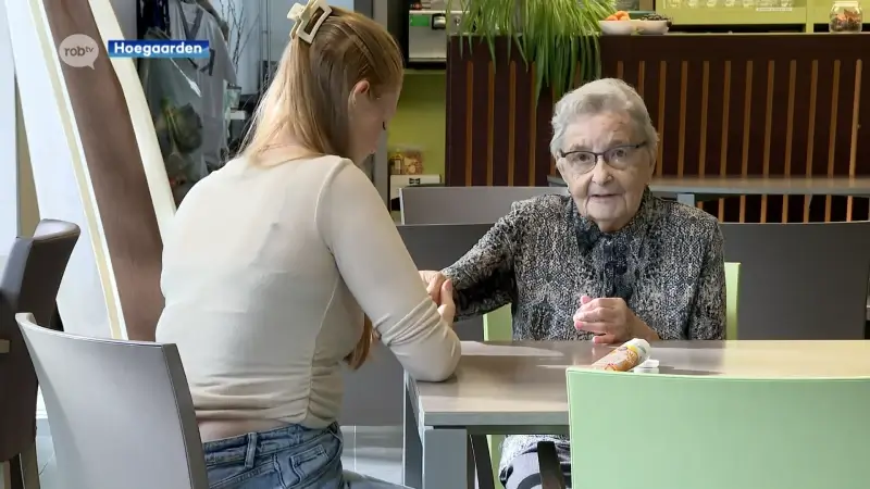 Laatstejaars thuis- en bejaardenzorg wonen week lang in woonzorgcentrum Villa Hugardis in Hoegaarden: "Plezant dat ze eens komen."