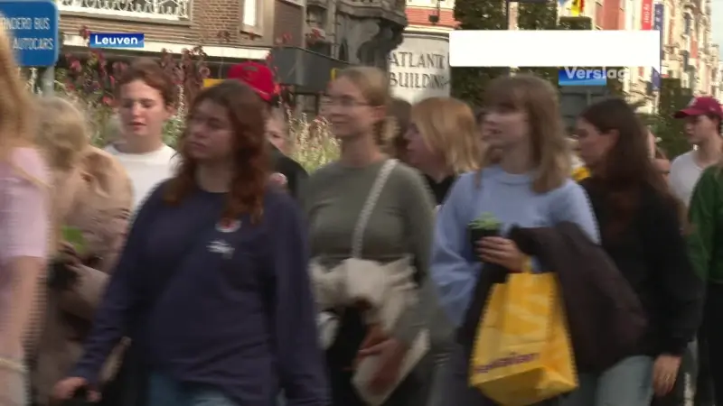 Bijna 600 mensen wandelen mee in optocht tegen armoede: "Evenveel als aantal dak- en thuislozen in Leuven"