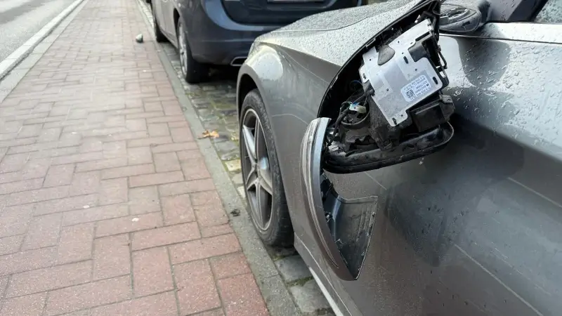 Dronken man trapt linkerbuitenspiegel van zestien auto's langs Tiensesteenweg in Leuven stuk, ook ruitenwissers moeten eraan geloven