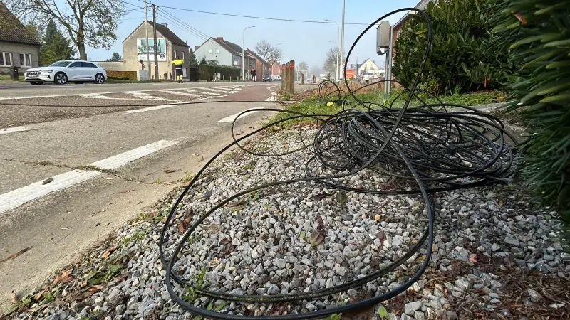 Halensebaan in Webbekom afgesloten tussen Webbekomstraat en Dorpsveldstraat door doorgezakte elektriciteitskabel