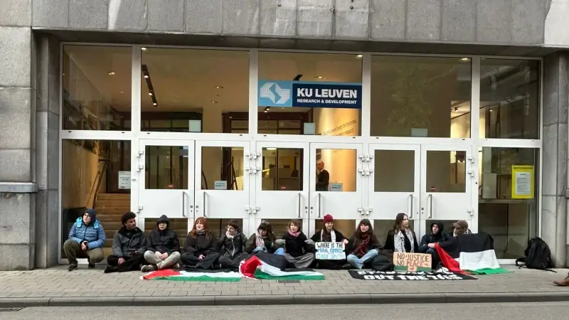 Pro-Palestijnse studenten voeren opnieuw actie aan Rectoraat KU Leuven