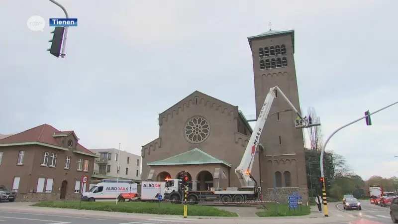 Scheve kerkhaan van Heilig Hartkerk in Tienen naar beneden gehaald