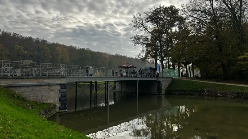 Na anderhalf jaar restaureren ligt voetgangers- en fietsersbrug in park van Tervuren opnieuw op haar plaats: "Nog andere ingrepen op komst"