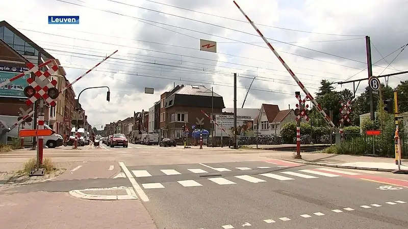 Politie Leuven betrapt 24 voetgangers, 2 fietsers en 1 autobestuurder die signalisatie of slagbomen aan overweg station Heverlee negeren