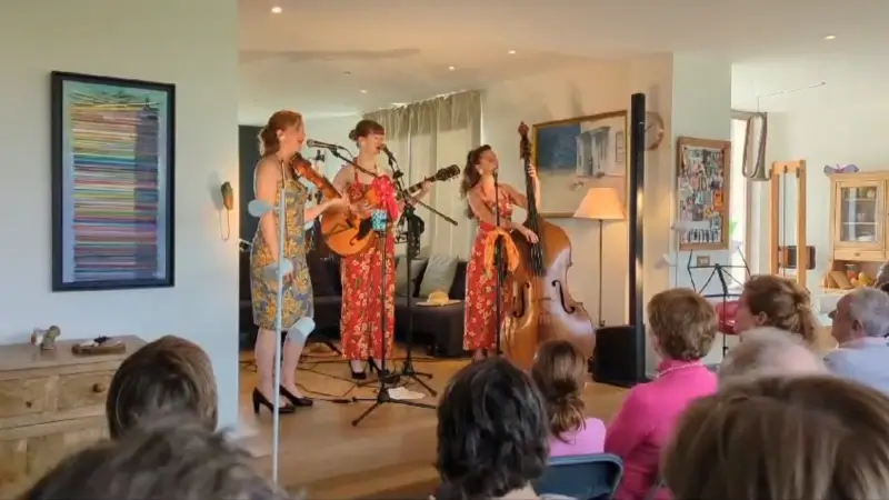 Het muzikaal trio de Bonnie Blues zetten huiskamer in Huldenberg in vuur en vlam: "De creativiteit spat ervan af!"