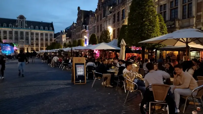 Man (22) lost twee schoten met alarmpistool op Oude Markt