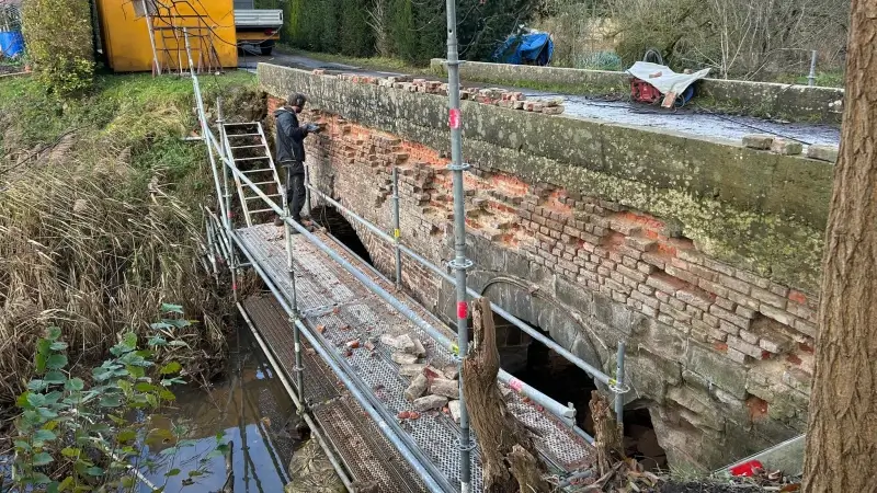 Dubbele boogbrug over Laak wordt gerestaureerd: "Dringend optreden was nodig"