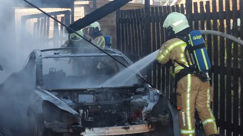 Elektrische auto volledig uitgebrand in Lovenjoel, brandweer voorkomt dat vuur naar woning uitbreidt