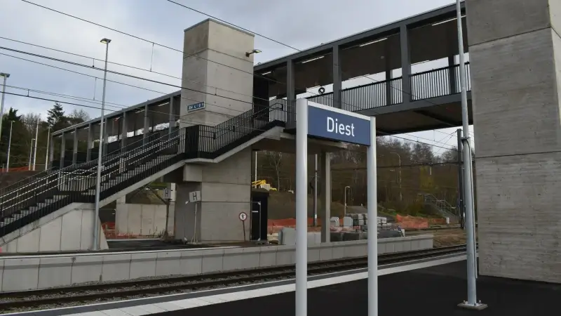 Nieuwe overdekte verbindingsbrug aan station van Diest vandaag klaar voor gebruik