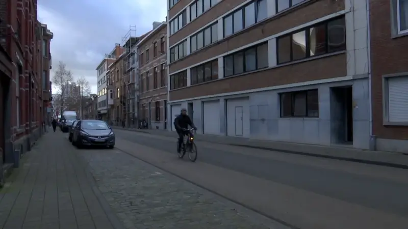 Man zet zelf achtervolging in nadat linkerspiegel wordt aangereden in Leuven, maar blijkt onder invloed van drugs