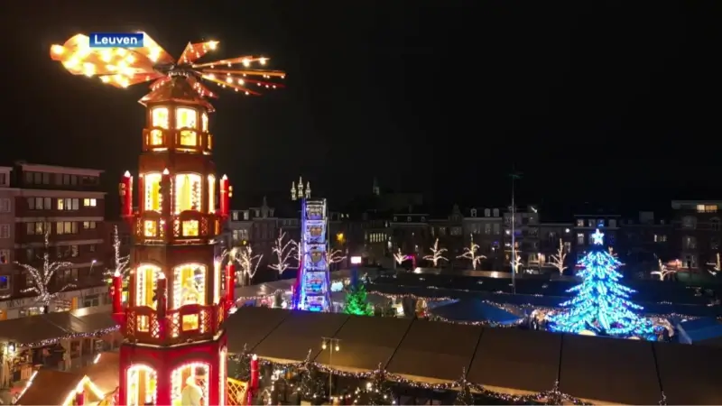 Student probeert kerstboom te stelen van Leuvense Kerstmarkt, maar wordt betrapt door bewaker: "Vond het jammer dat er geen kerstboom op mijn kot staat"