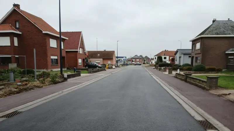 Rioleringswerken aan Kleinesteenweg in Begijnendijk afgerond, straat vanaf morgen weer open