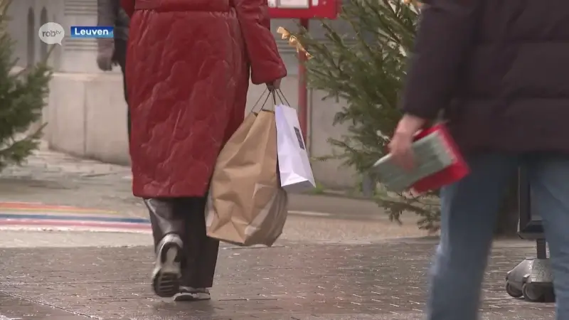 Leuvenaars zoeken de laatste kerstcadeaus tijdens kerstshopping: "Te laat om nog online te bestellen"