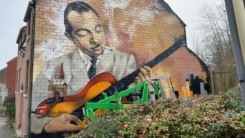 Nieuwe muurschildering met jazzlegende Django Reinhardt duikt op in Leuvense Kaboutermansstraat